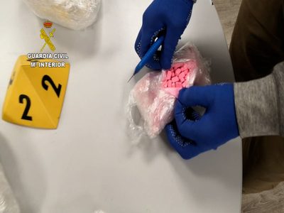 España detiene a 10 colombianos que enviaban drogas en dobles fondos de juguetes para niños