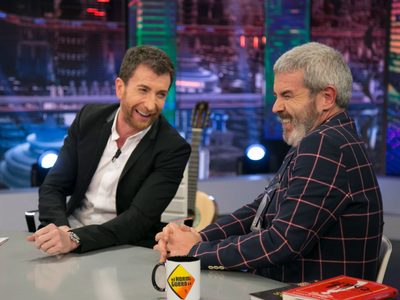 Pablo Motos tentado de la risa por "la pregunta incómoda" de Lorenzo Caprile a los políticos