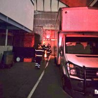 Combaten incendio en bodega contigua al Mercado de Jamaica (Video)