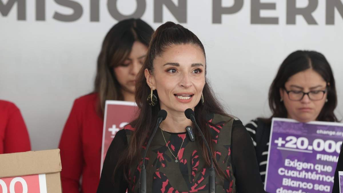 La diputada emecista, Laura Ballesteros, en la entrega de las firmas para exigir el desafuero de Cuauhtémoc Blanco