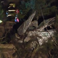 Vuelco en Los Radales: un taxi cayó al vacío y su conductor fue rescatado con heridas de consideración