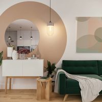 Sin gastar fortuna en un bazar, decorá los espejos de tu casa con papel crepé y mucha creatividad