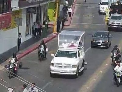 Arzobispo de la arquidiócesis de Tuxtla se pasea en Papamóvil