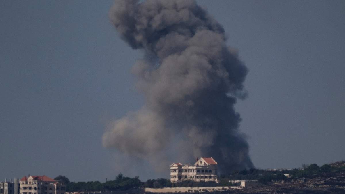 El humo se eleva tras el bombardeo israelí en el sur del Líbano, visto desde el norte de Israel