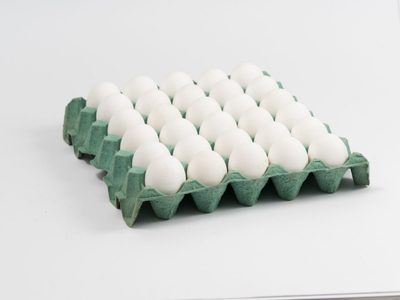 Con un maple de huevos y esta idea genial, creá la bandeja más linda para tu living, con un efecto simil piedra