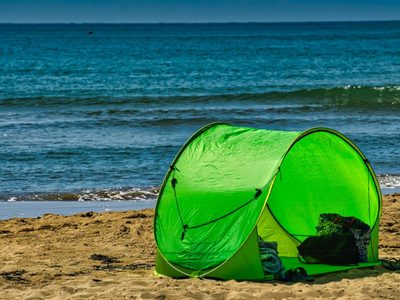 Cierran el hotel Camarena en Acapulco; turistas no podrán acampar en la playa
