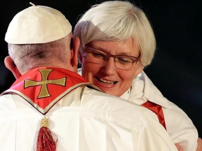 Comisión vaticana vota contra la ordenación de diaconisas