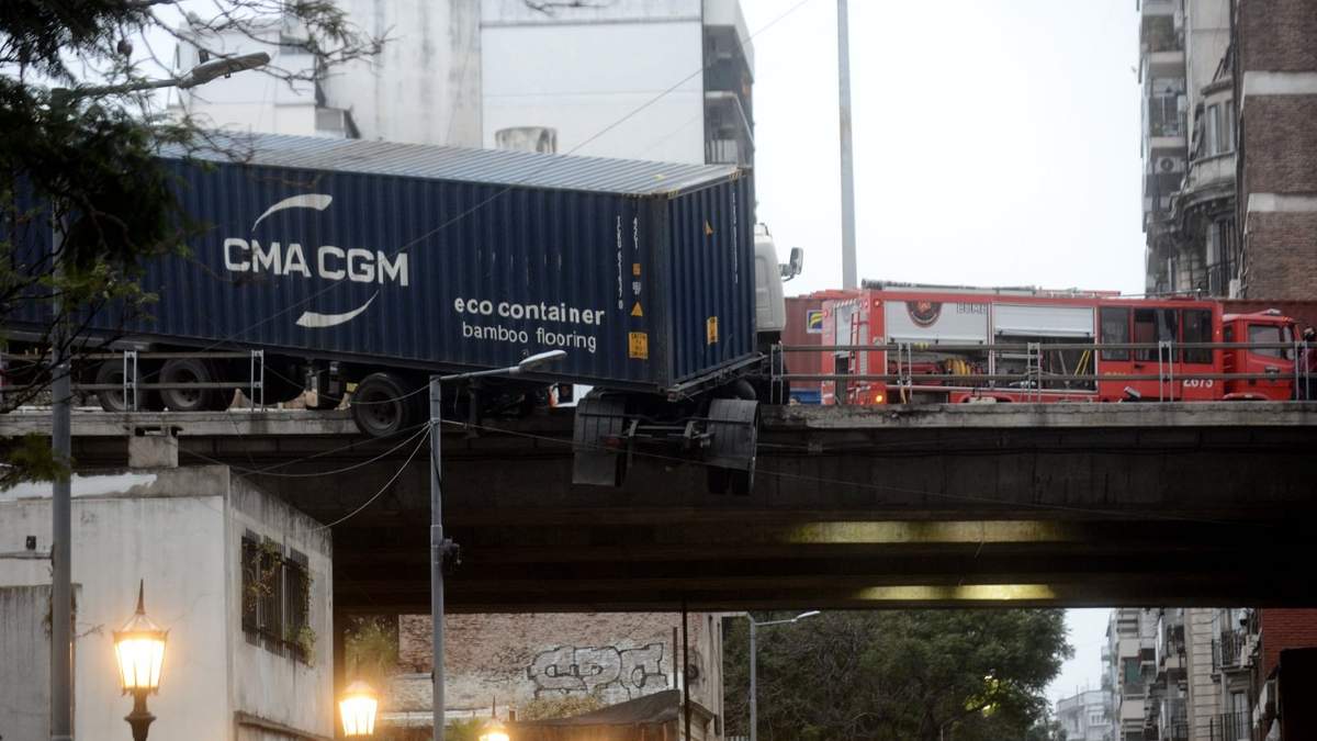 Las autoridades trabajan para que el camión no caiga de la vía. Fuente: (X)