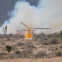 Evacuan a 450 personas por incendio en Santiago, NL; retiran a brigadistas en Arteaga, Coahuila