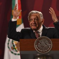 AMLO afirma que hay medios en los que “hasta parece requisito” hablar mal de él