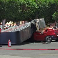 Anuncio espectacular se desploma sobre un automóvil en Coacalco