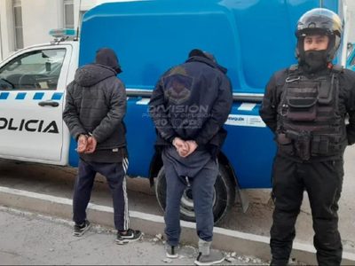 La policía demoró a dos sujetos que intentaron robar en una vivienda en Zapala