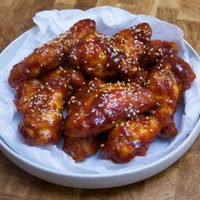Alitas de pollo jugosas y sin horno: probá esta receta que te resolverá la cena en pocos minutos