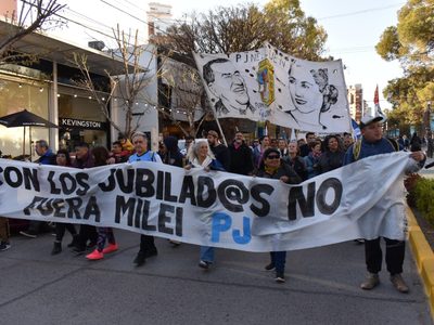 Neuquén se movilizó en contra del veto a las jubilaciones y en apoyo a las universidades