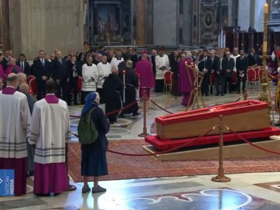 Monja, amiga del papa Francisco, rompe protocolo y llora frente al féretro (Video)