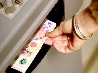 IFE: quiénes cobran este lunes el bono de 10.000 pesos que paga la ANSES