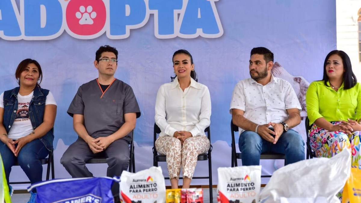 La alcaldesa de Chilpancingo, Norma Otilia Hernández Martínez (centro)