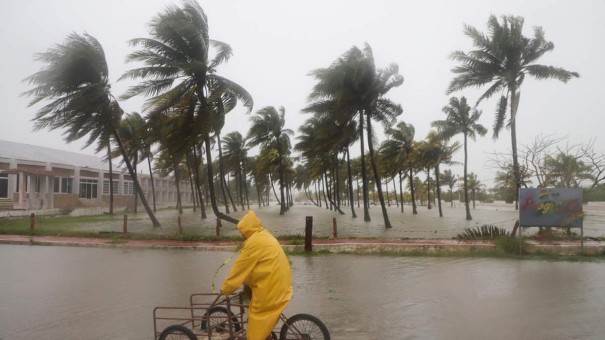 Calle inundada mientras el huracán Milton pasa frente a la costa de Progreso, en el estado de Yucatán