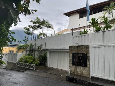 Crece la tensión en la embajada argentina en Venezuela