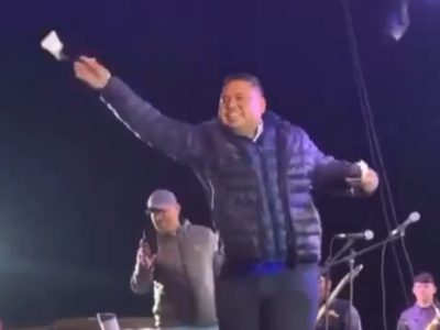Alcalde de Morena lanza billetes a los asistentes a su fiesta de cumpleaños