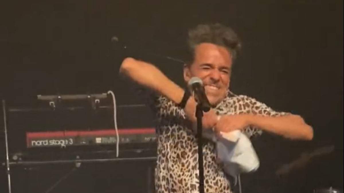 Rubén Albarrán al momento de despedazar un peluche del Dr. Simi