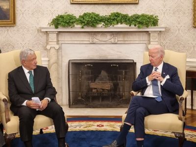 AMLO pide a Biden ordenar flujo migratorio, aunque adversarios peguen "el grito en el cielo"