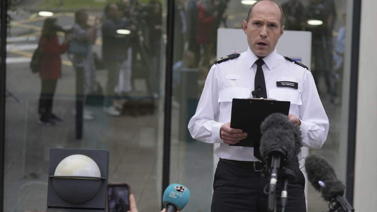 El superintendente en jefe de la policía de Hertfordshire, Jon Simpson, habla con los medios afuera de la estación de policía de Hatfield tras un incidente ocurrido en Bushey la tarde del martes, en Hertfordshire, Inglaterra