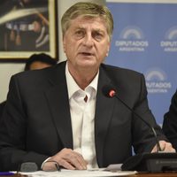 Para el gobernador de la Pampa, a la Argentina "le sobran muchos porteños"