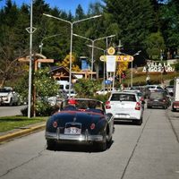 Vecinos y comerciantes de Villa la Angostura juntan firmas para rechazar el cobro por el estacionamiento medido