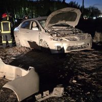 Una conductora chocó un poste de luz en la segunda rotonda de TGS y volcó en la ruta 51