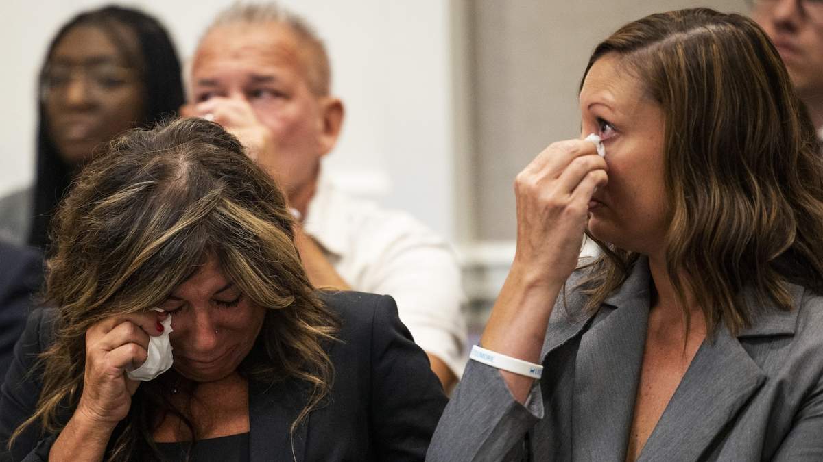 Lisa Miller (izquierda) y su hija, Mandi Jenkins, se secan las lágrimas luego de testificar durante la audiencia de Jaime Lee Komoroski, el 1 de agosto de 2023