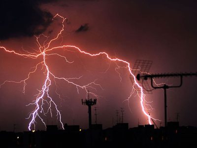Una fuerte tormenta volteó cuatro torres de media tensión en Senillosa