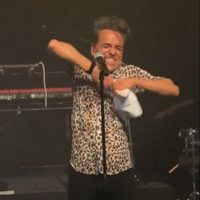 Rubén Albarrán desata polémica por romper un Dr. Simi en pleno concierto (Video)