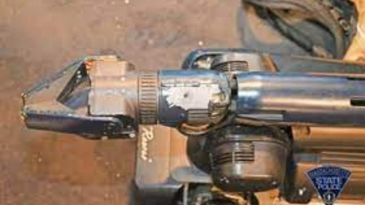 Un perro robot de nombre Roscoe, el cual es parte del Escuadrón Antibombas de la Policía Estatal de Massachusetts, que recibió varios disparos