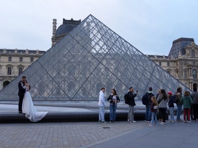 Detienen a sospechosos por robo de joyas de la corona del Louvre de París