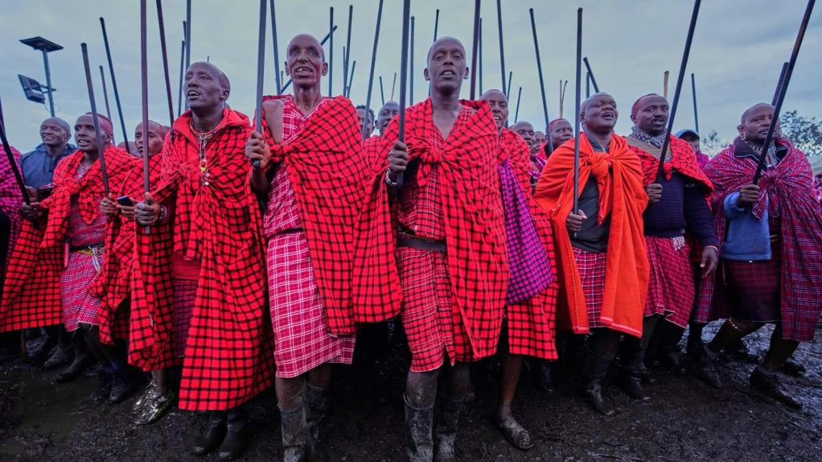 Hombres de la tribu masai en la ceremonia en que jóvenes pasan a ser adultos, en Olaimutiai, condado Narok, Kenia, el 23 de abril del 2024