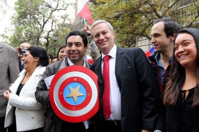 Kast en campaña (de corbata)