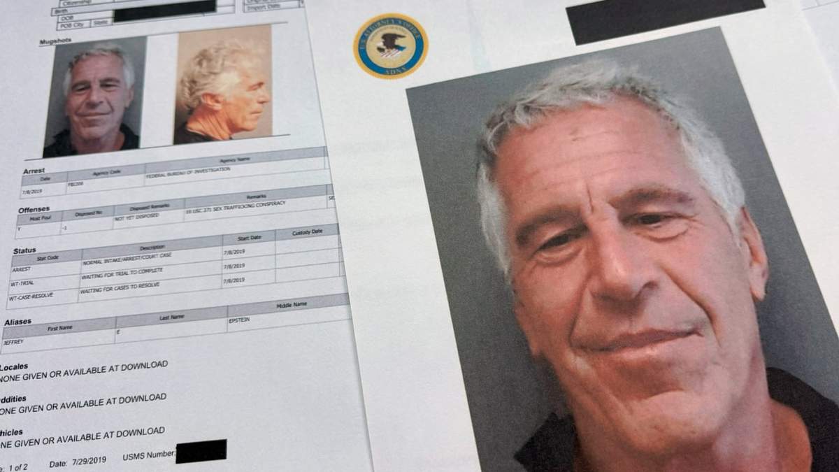 Documentos que se incluyeron en la publicación de los archivos de Jeffrey Epstein por parte del Departamento de Justicia de EU fotografiados el viernes 2 de enero de 2026