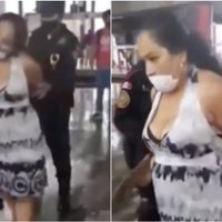 Una mujer es arrestada en Monterrey por traer mal puesto el cubrebocas (Video)
