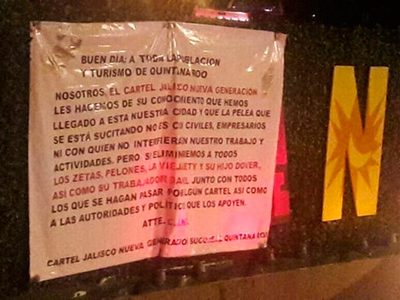 Repunta violencia en Cancún: hallan "enmaletado", queman taxi y cuelgan narcomanta (Video)