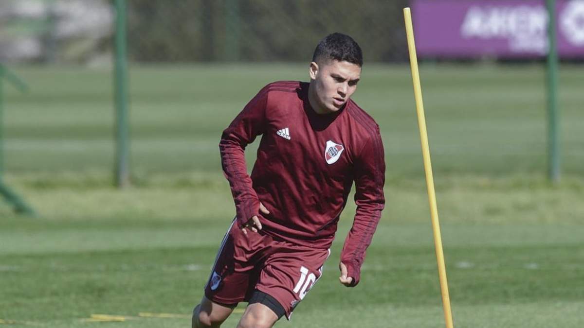 El volante Juan Fernando Quintero durante el entrenamiento de River.