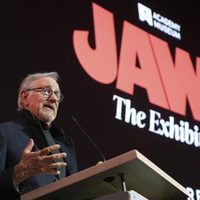Steven Spielberg celebra la exposición del 50 aniversario de "Tiburón" en el Museo de la Academia