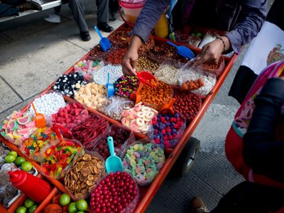 Prohíben la venta de comida chatarra en escuelas para combatir la obesidad infantil