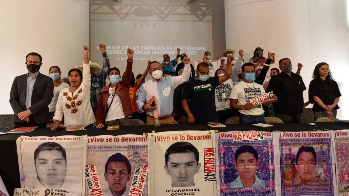 Padres y madres de los normalistas de Ayotzinapa dan un mensaje público en el Centro Prodh frente al Tercer Informe del GIEI
