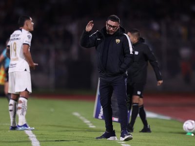 Mohamed renuncia como director técnico de Pumas; anuncian a su relevo
