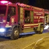 Voraz incendio en Centenario destruyó un auto y una moto