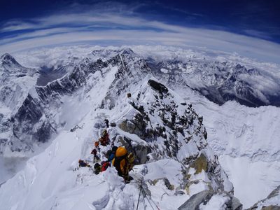 Terrible: denuncian un brote masivo de coronavirus en el campo base del Everest