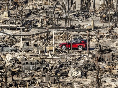 Aumenta a 24 el número de muertos por incendios en Los Ángeles; bomberos intentan acorralarlos