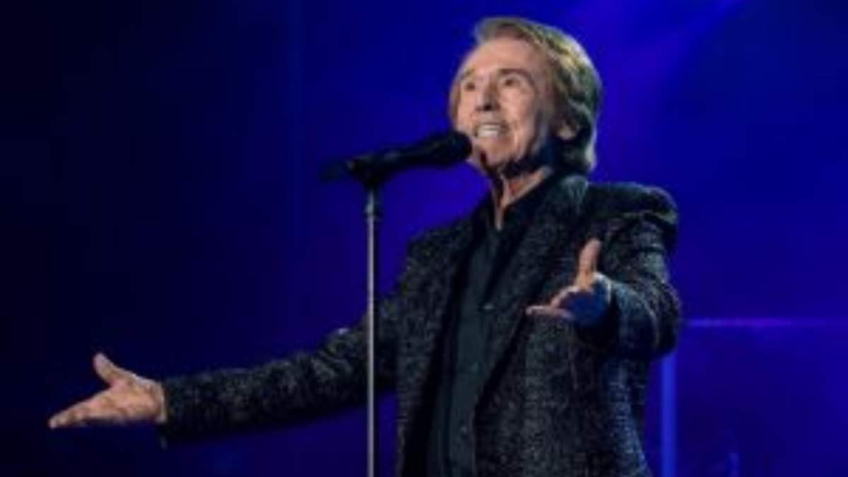 El cantante español Raphael