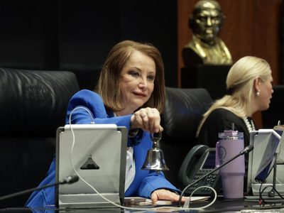 Senado declara constitucional la reforma que elimina "pensiones doradas" de las entidades públicas